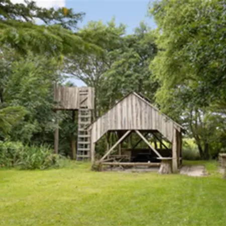 House With Large Garden, Campfire Hut Semesterbostad