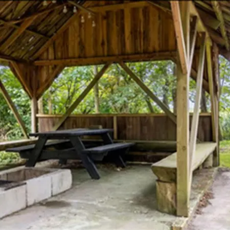 House With Large Garden, Campfire Hut 펜션
