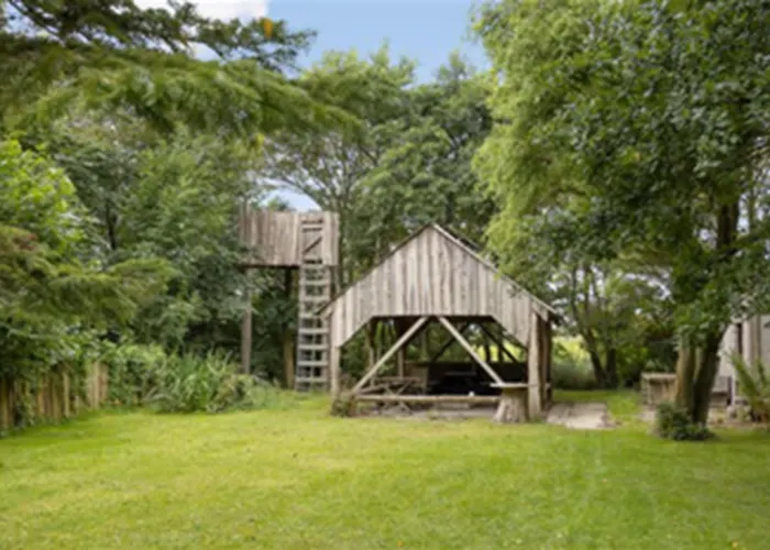 House With Large Garden, Campfire Hut Casa de Férias