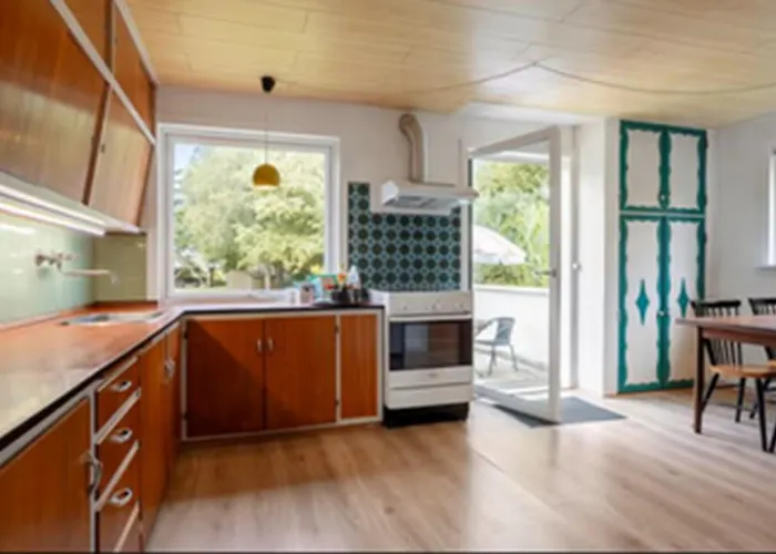 House With Large Garden, Campfire Hut Højer